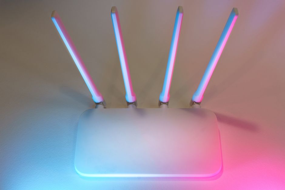 Router wifi doméstico encendido con las luces de las antenas activas