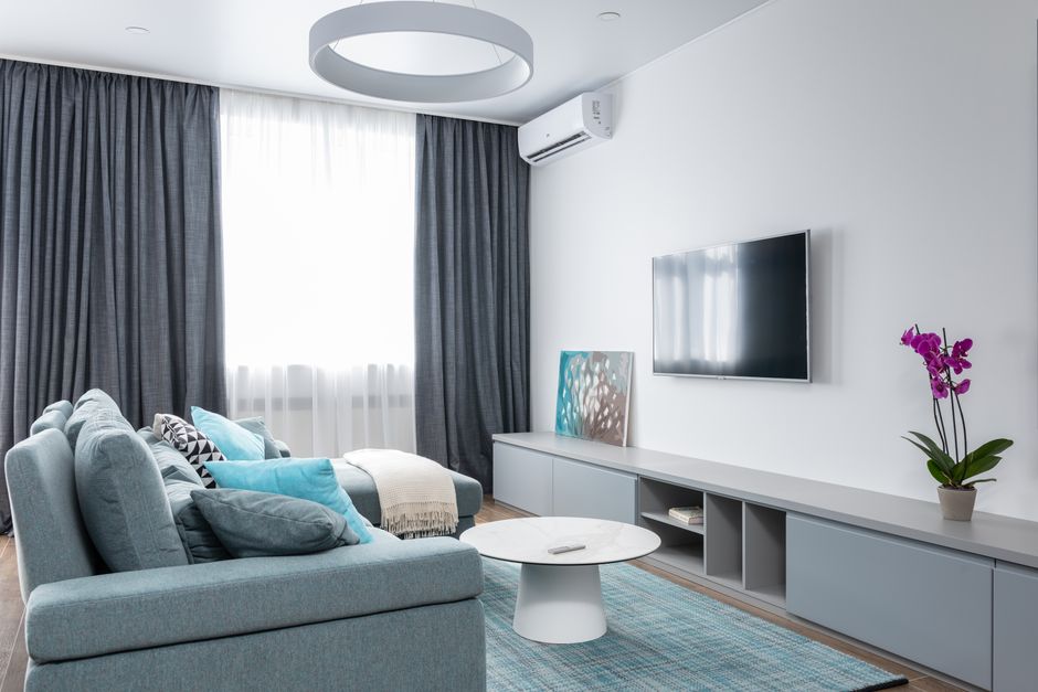 Split de aire acondicionado instalado en la pared de un salón