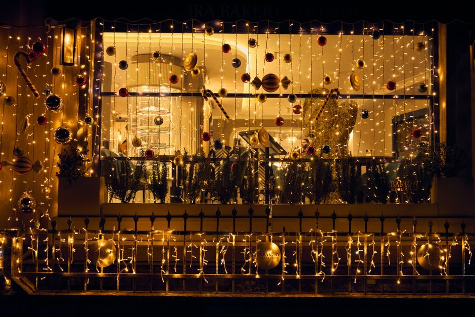 Escaparate de una panadería decorado con cortinas de luces navideñas y adornos