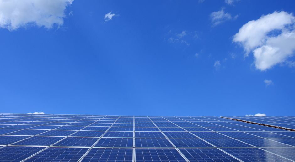 Placas solares fotovoltaicas bajo un cielo azul despejado